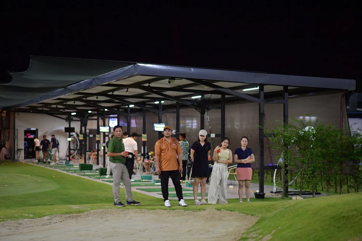 Golfers watching at GOLFNEST