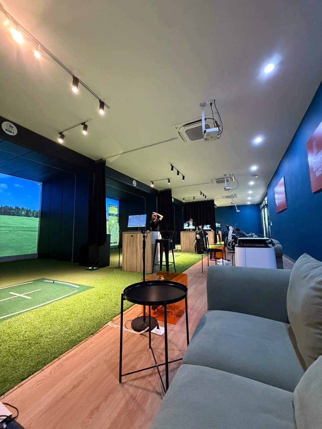GOLFNEST indoor golf simulator bay